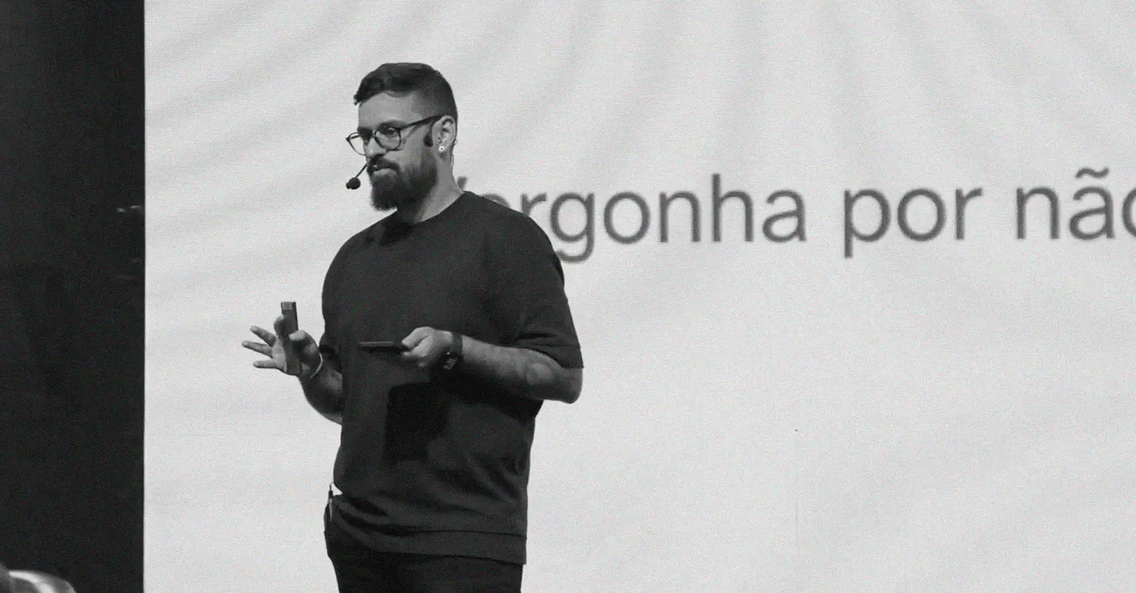 Diogo Kpelo palestrando em um evento