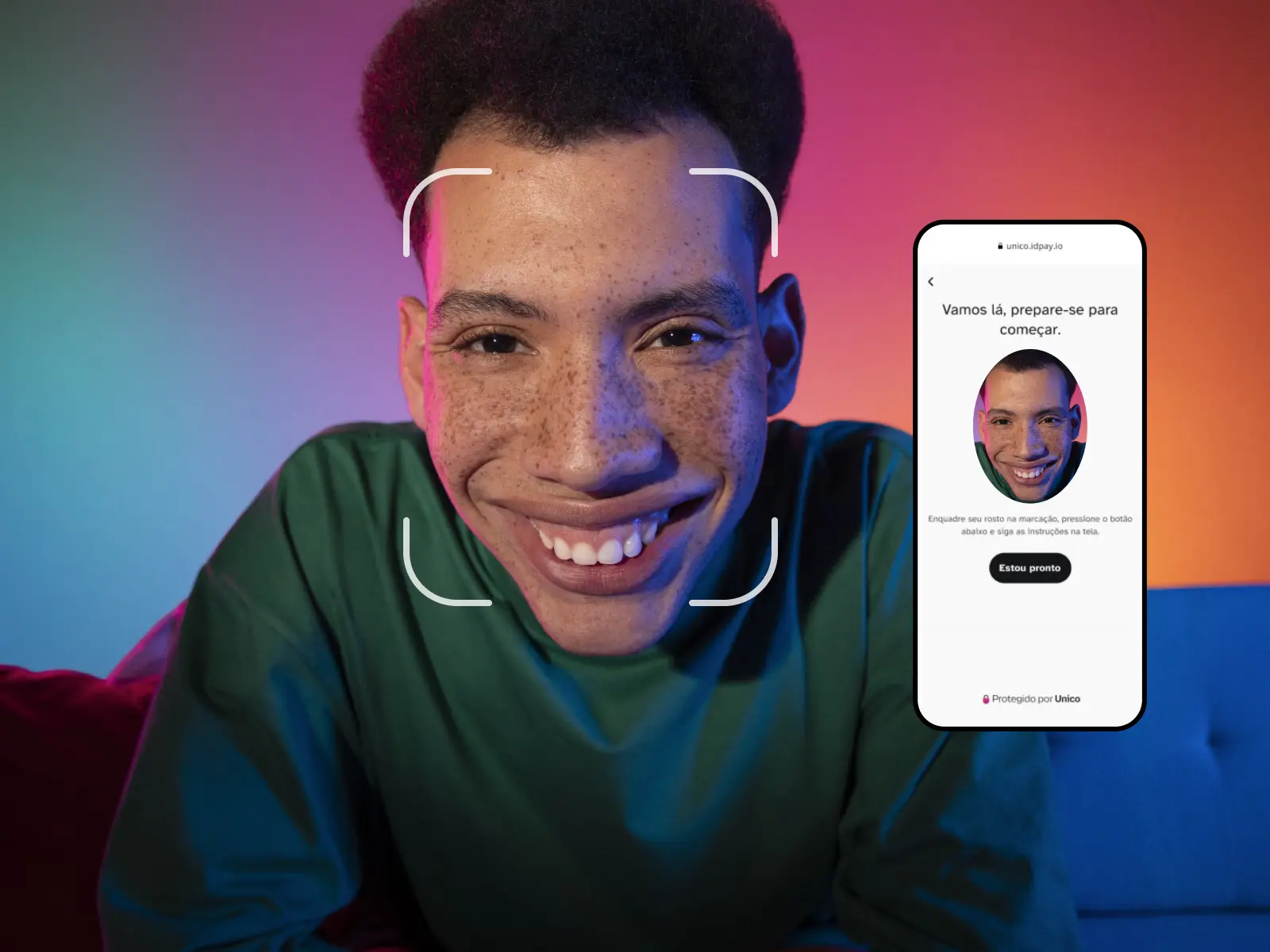 Pessoa sorrindo durante validação de identidade por biometria facial
